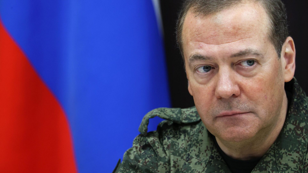 Медведев: решение о ядерном ударе будет принимать верховный главнокомандующий Медведев: решение о ядерном ударе будет принимать верховный главнокомандующий
