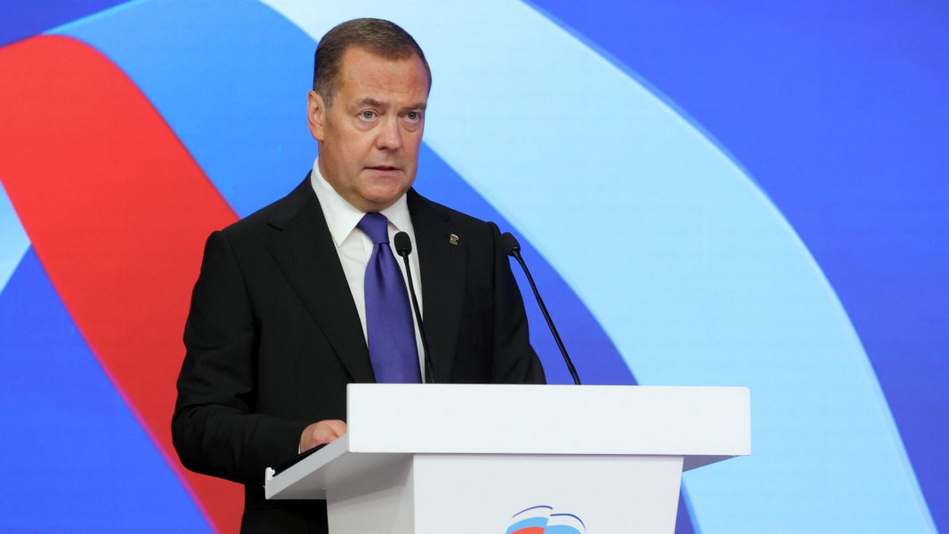 Медведев возглавил комиссию по комплектованию ВС России контрактниками в Совбезе Медведев возглавил комиссию по комплектованию ВС России контрактниками в Совбезе