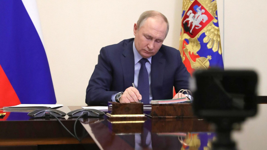 Путин указом образовал комиссию Совбеза РФ по комплектованию ВС контрактниками Путин указом образовал комиссию Совбеза РФ по комплектованию ВС контрактниками