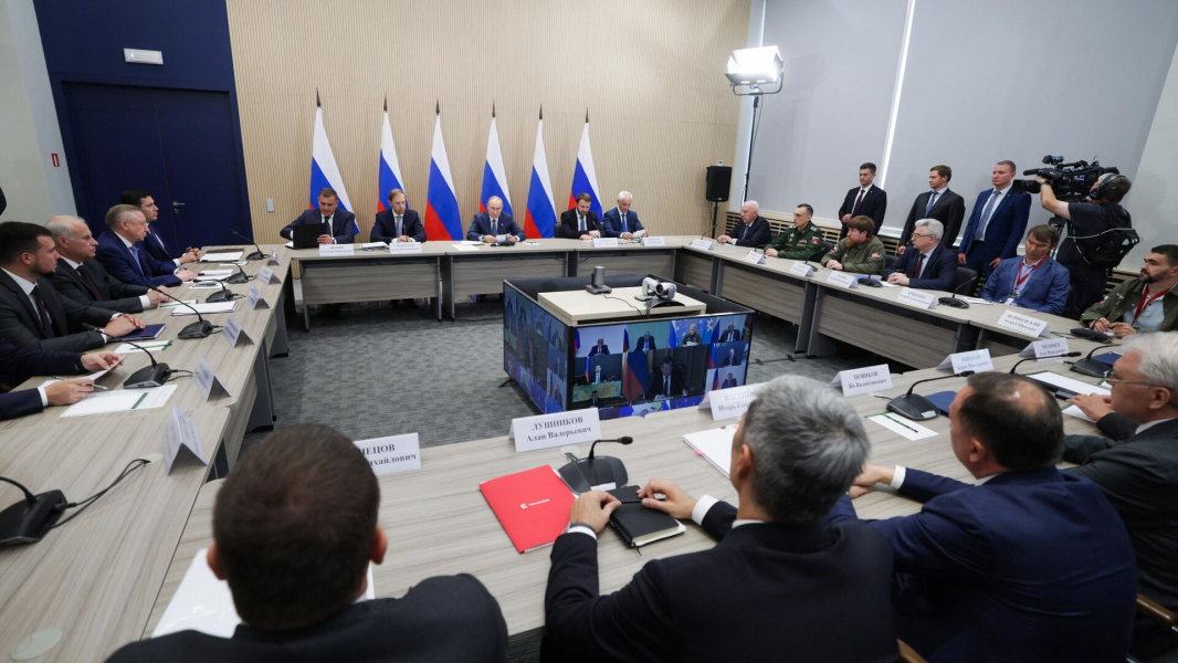 Путин поздравил два подразделения с присвоением гвардейских наименований Путин поздравил два подразделения с присвоением гвардейских наименований